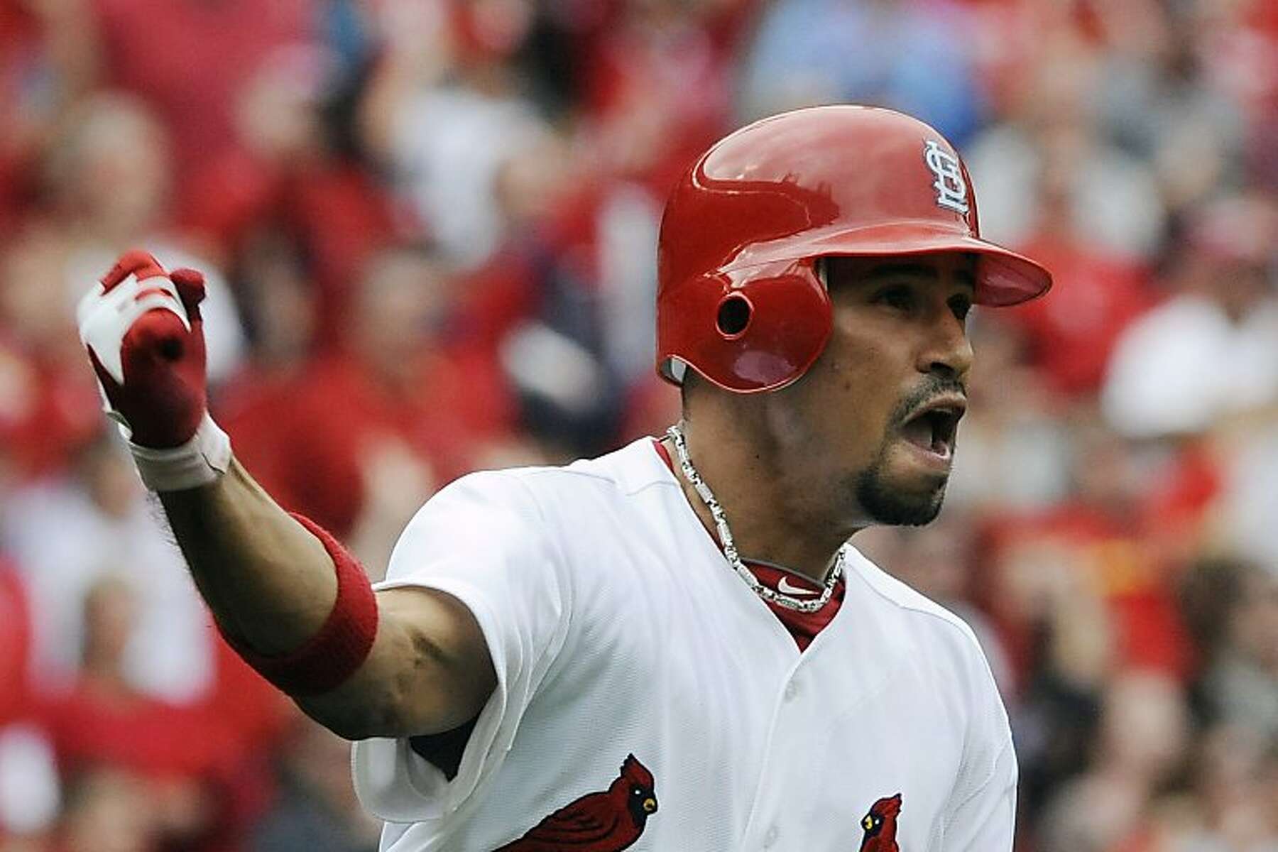 Molina lifts Cards to 3-2 win over Cubs in 10 innings