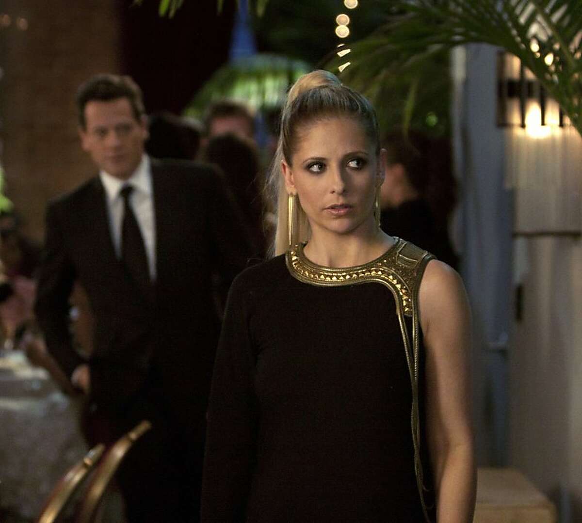 "She's RuiningEverything" -- Ioan Gruffudd as Andrew Martin and Sarah Michelle Gellar as Bridget Kelly/Siobhan Martin on Ringer on The CW.