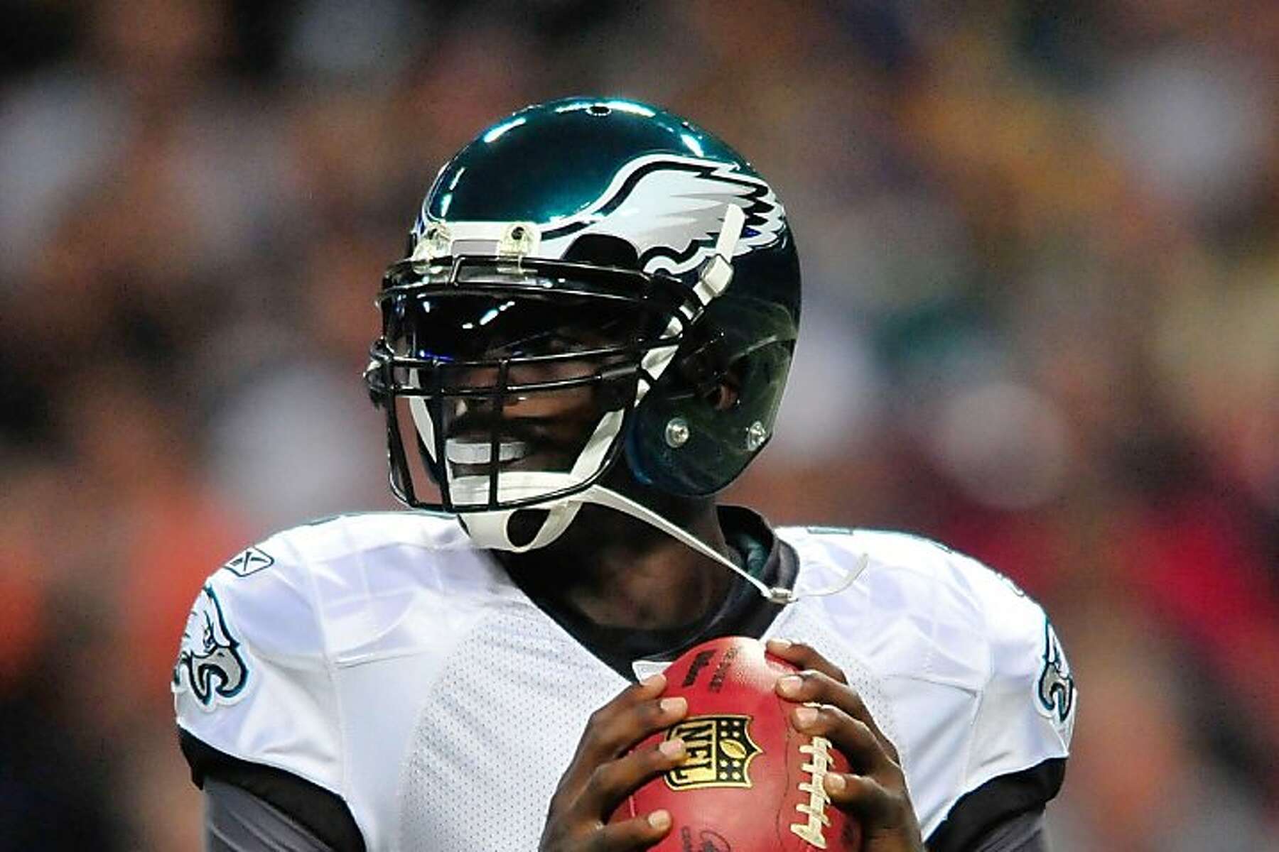 Philadelphia Eagles quarterback Michael Vick #7 passes during a