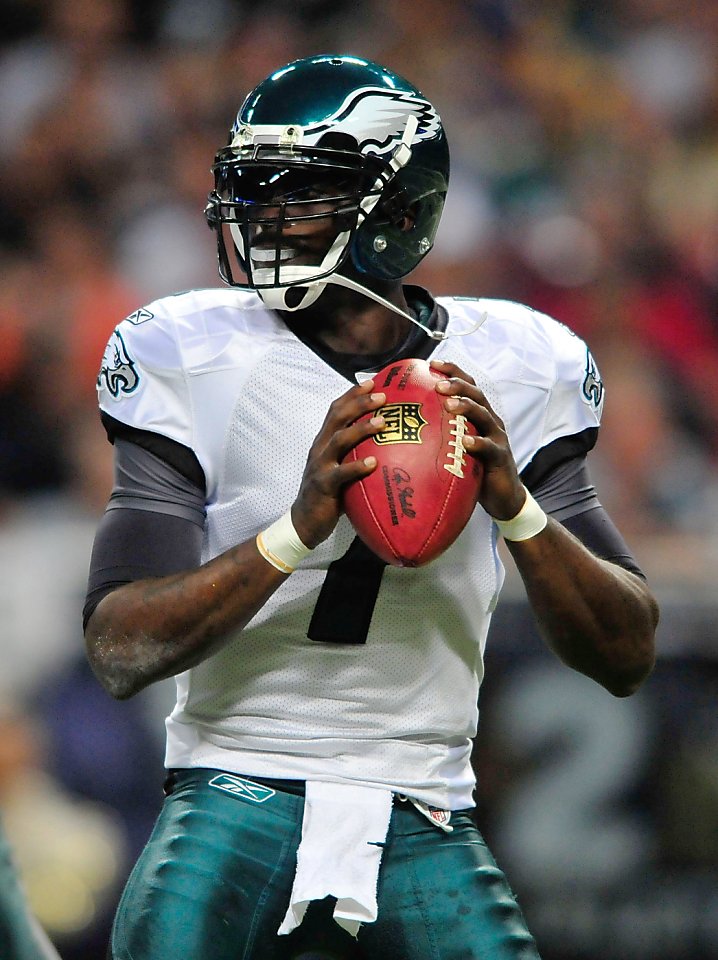 Philadelphia Eagles quarterback Michael Vick #7 passes during a