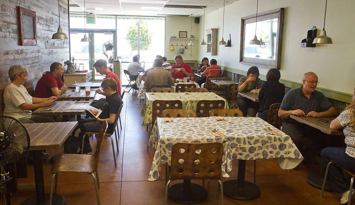 Diners enjoy lunch at Tin Thai Kitchen in Livermore, Calif., on Thursday September 1, 2011.