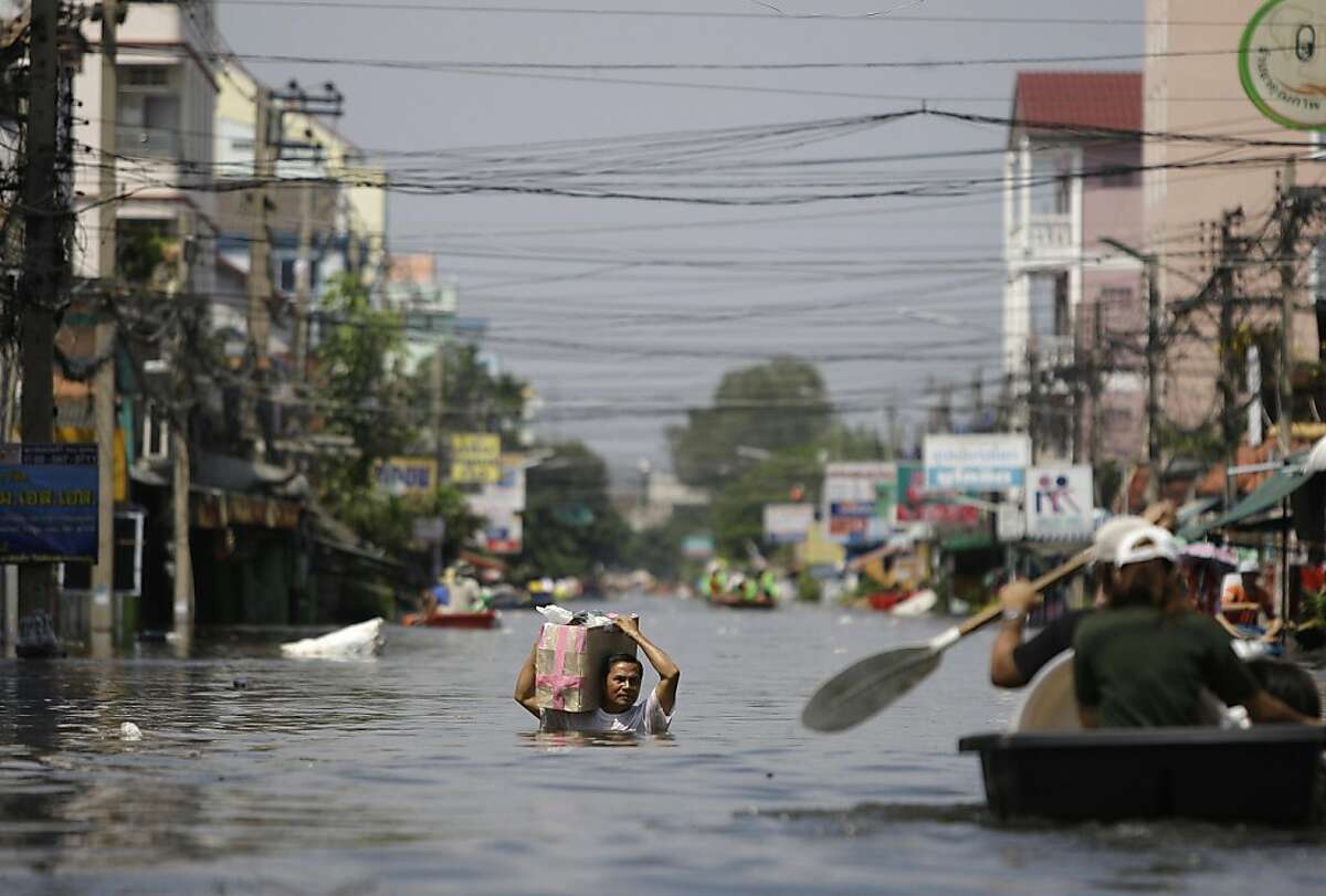 Вода в бангкоке. Наводнение в Бангкоке в 2011 году. Затопленный город в Тайланде. Бангкок затопило.