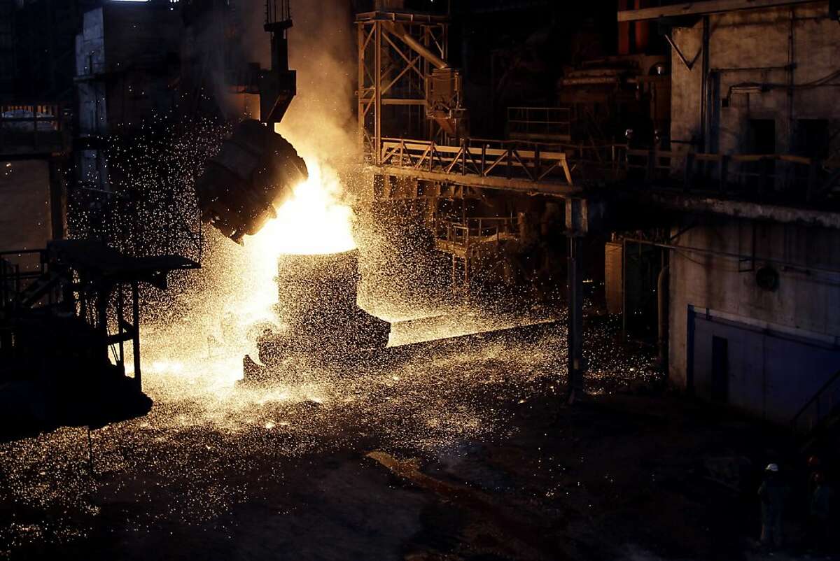 Металлургия это. Металлургический завод на Кубе. Сталелитейный завод в Лос Анджелесе. Предприятия цветной металлургии. Черная и цветная металлургия.