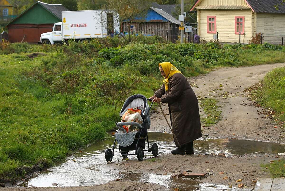 Повседневная жизнь городов и деревень. Мамы с колясками в деревне. Повседневная жизнь в деревне. Мама с коляской в селе. Беларусь Повседневная жизнь.