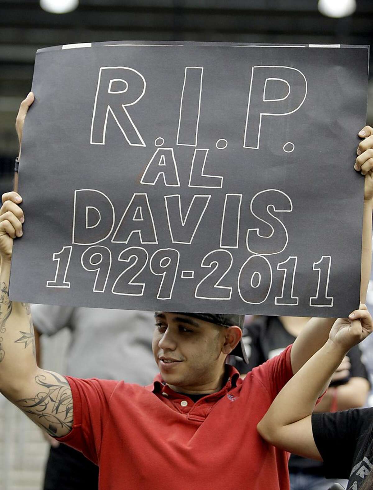HOUSTON, TX - OCTOBER 09: An Oakland Raiders fan holds an Al Davis R.I.P. sign before the Oakland Raiders played against the Houston Texans on October 9, 2011 at Reliant Stadium in Houston, Texas. Raider owner, Al Davis died at age 82 at his home Saturday morning.(Photo by Thomas B. Shea/Getty Images)
