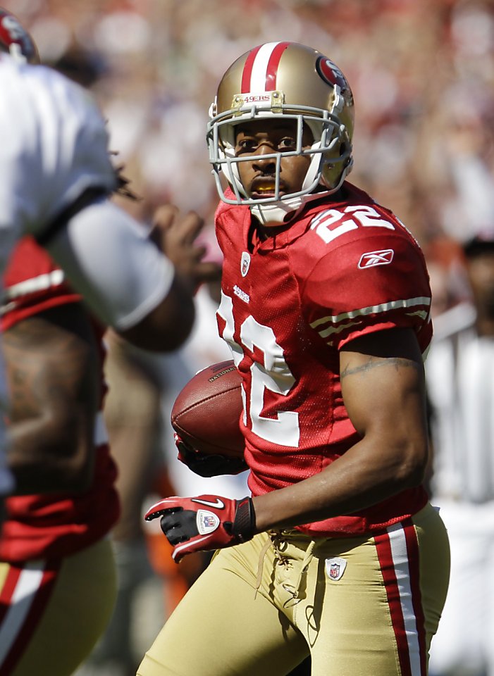 Washington Redskins cornerback Fred Smoot returns an interception