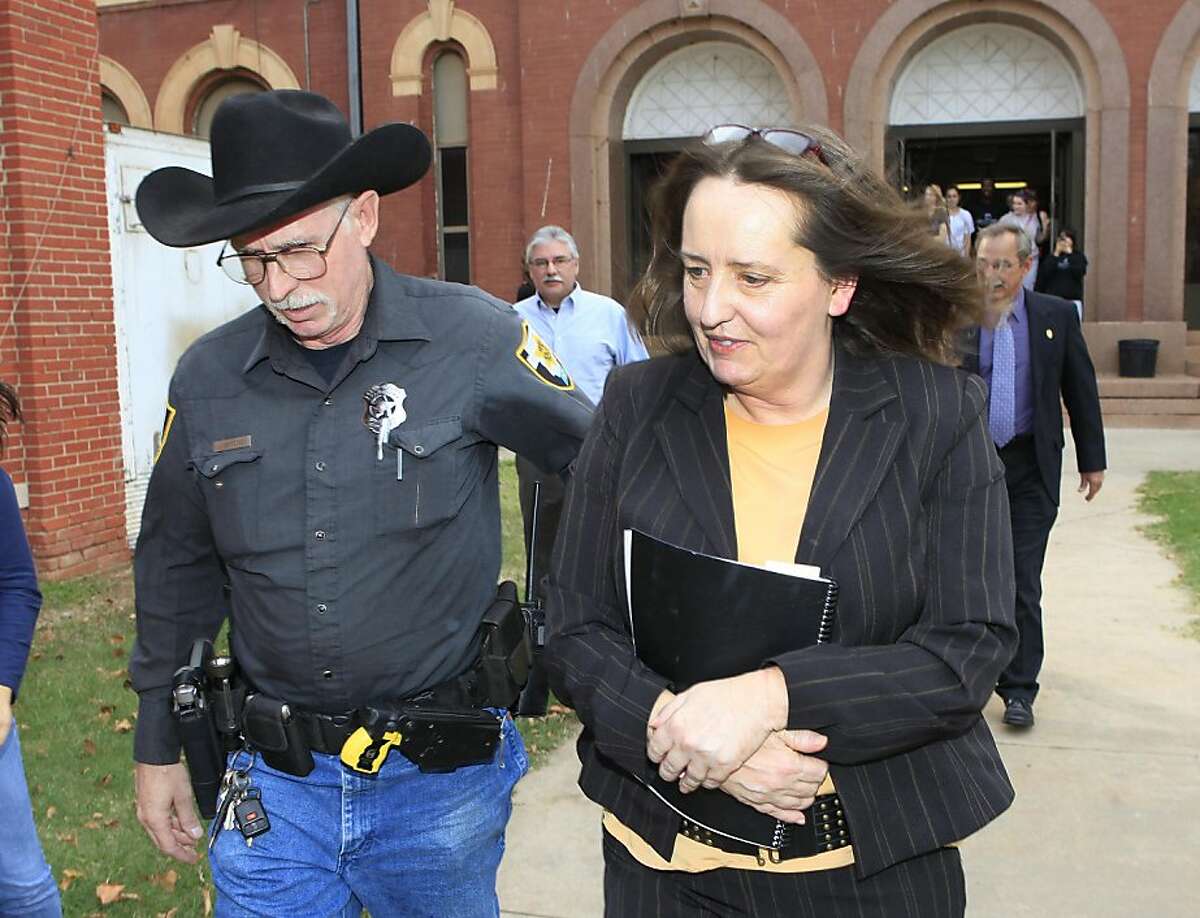 Oklahoma warden's wife gets year for aiding escape