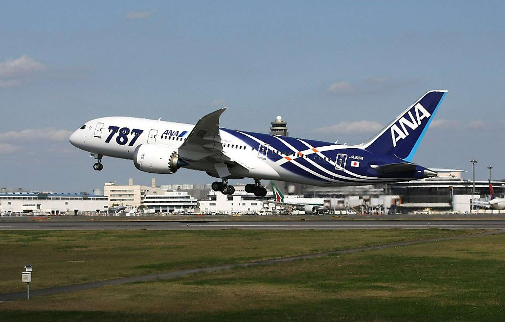 Boeing Dreamliner 787 carries 1st passengers