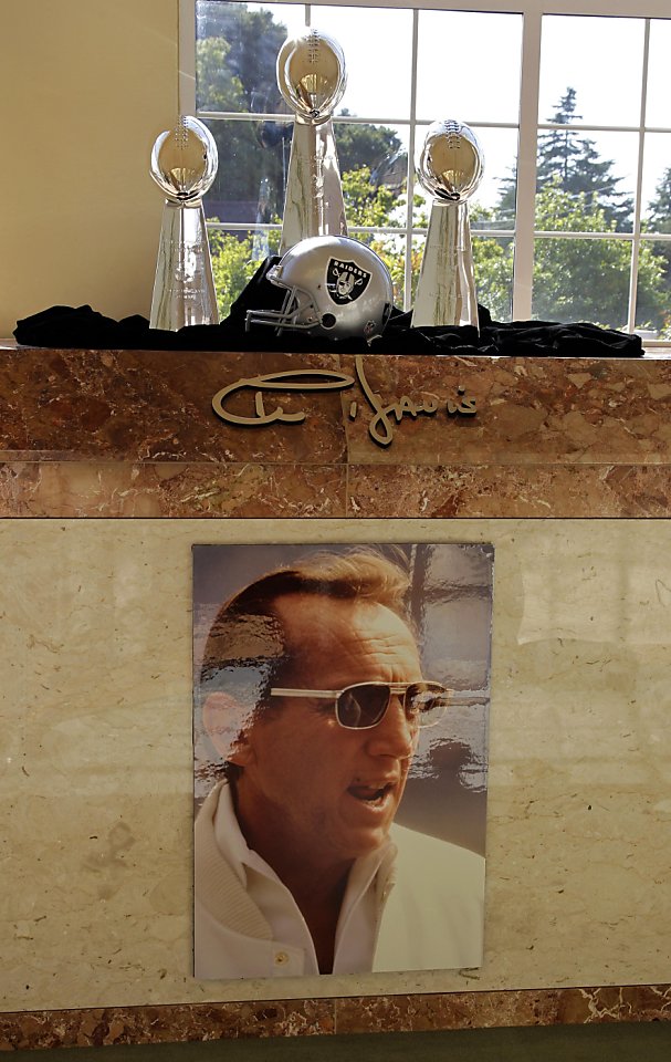 Raider Nation honors owner Al Davis at Coliseum - Deseret News