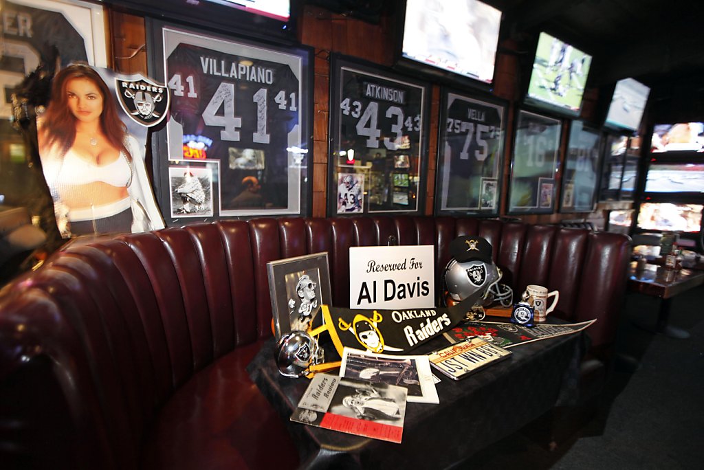 FILE – In this Saturday, Aug. 26, 1989 file photo, Raiders owner Al Davis  watches Los Angeles R …