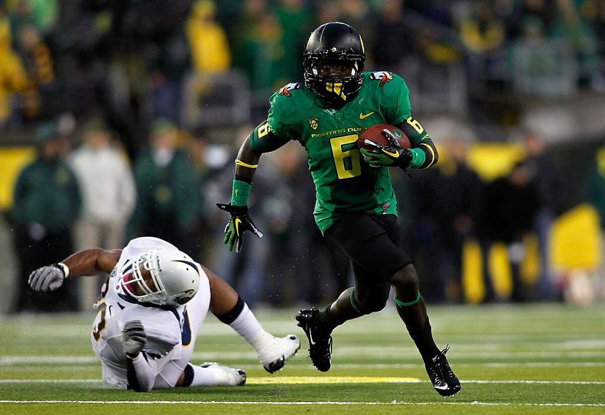 EUGENE, OR - OCTOBER 06: DeAnthoy Thomas #5 of the Oregon Ducks breaks a tackled attempt by Mychal Kendricks #30 of the California Golden Bears to run for a touchdown in the 1st quarter on October 6, 2011 at the Autzen Stadium in Eugene, Oregon. (Photo by Jonathan Ferrey/Getty Images)