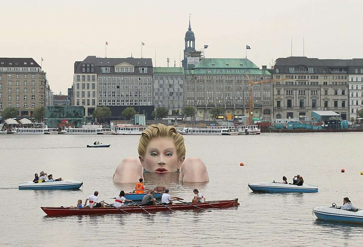 Sculpture Of Giant Bather on display In Hamburg