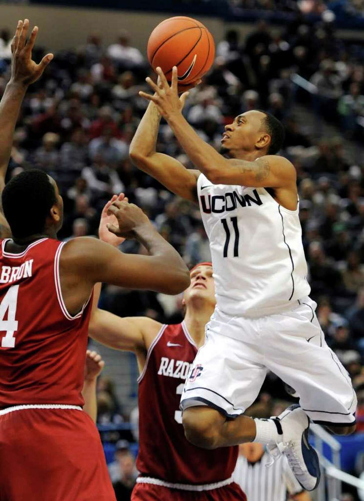 Behind Boatright, UConn men defeat Arkansas