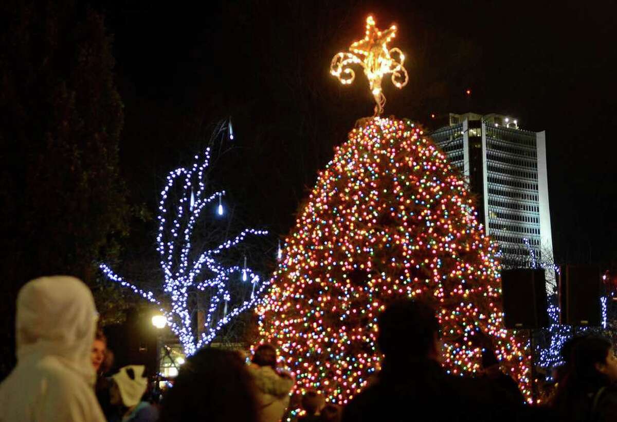 Cashman gets the hang of Christmas rappeling