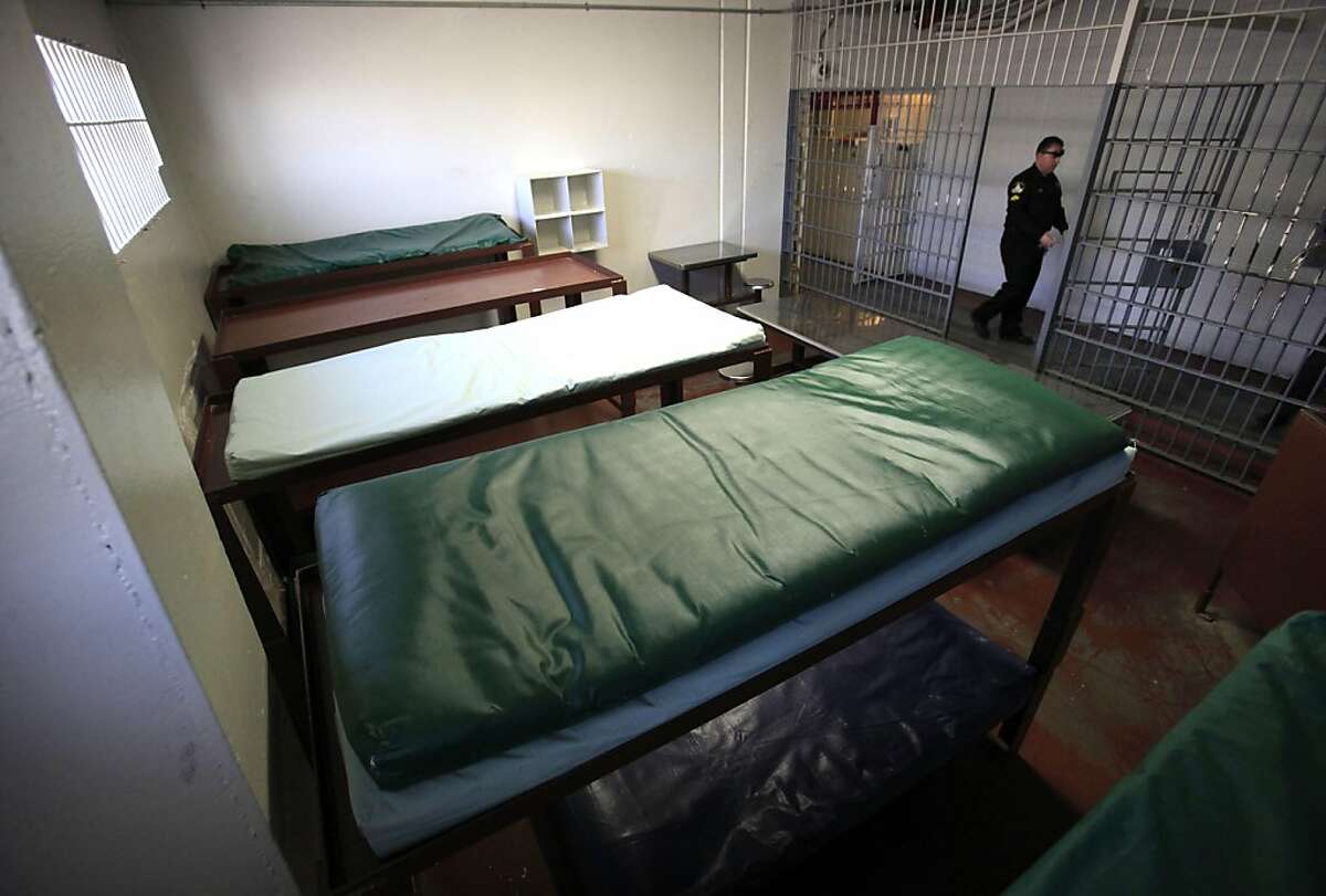 这是2011年9月27日星期二的资料照片，位于加州埃尔克格罗夫的里约热内卢Cosumnes惩教中心的一间牢房里有双层的床铺，该中心在新的监狱调整计划下重新开放，以处理判刑囚犯的增加。