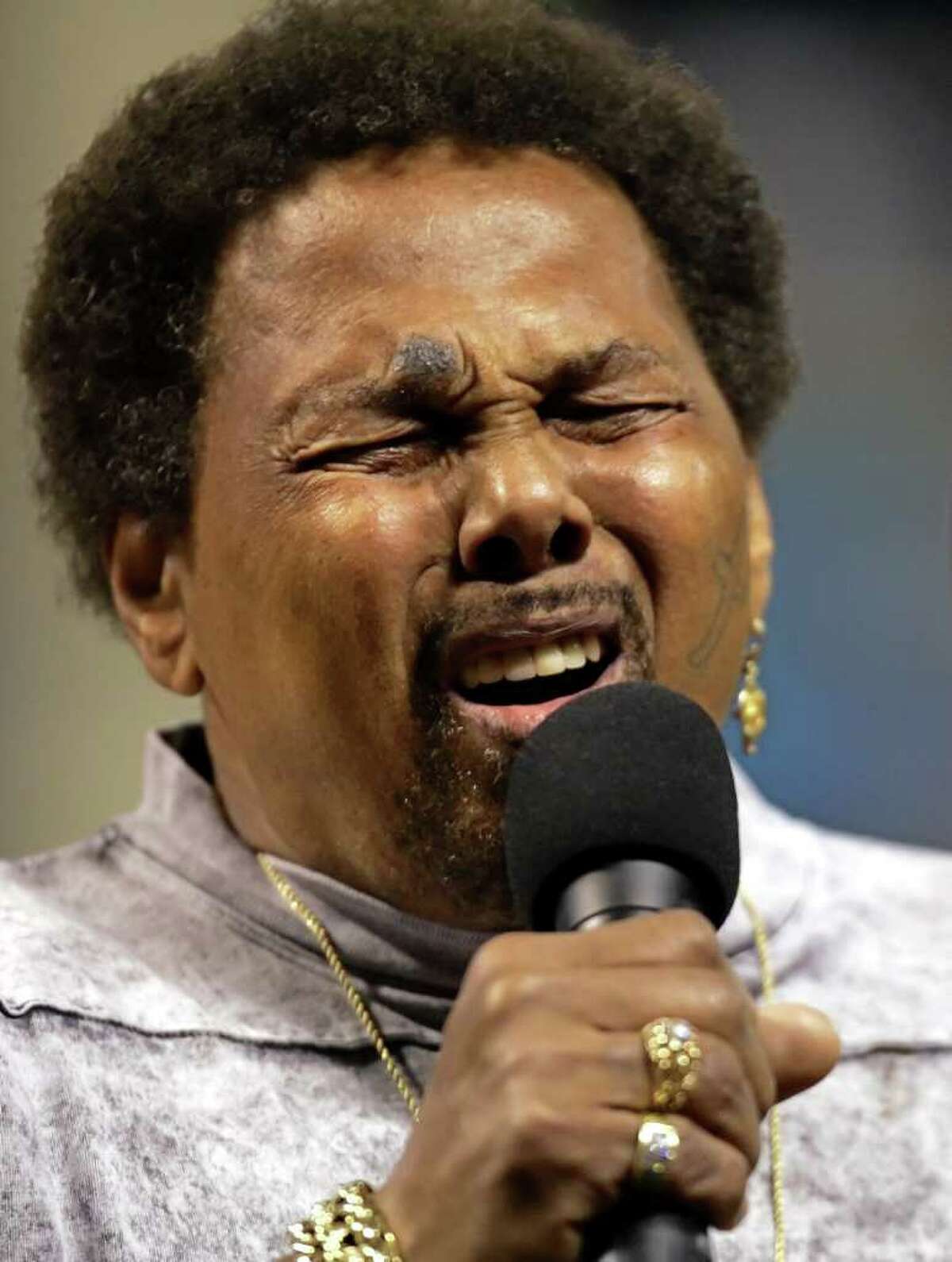 Aaron Neville celebrates Christmas at the Carver