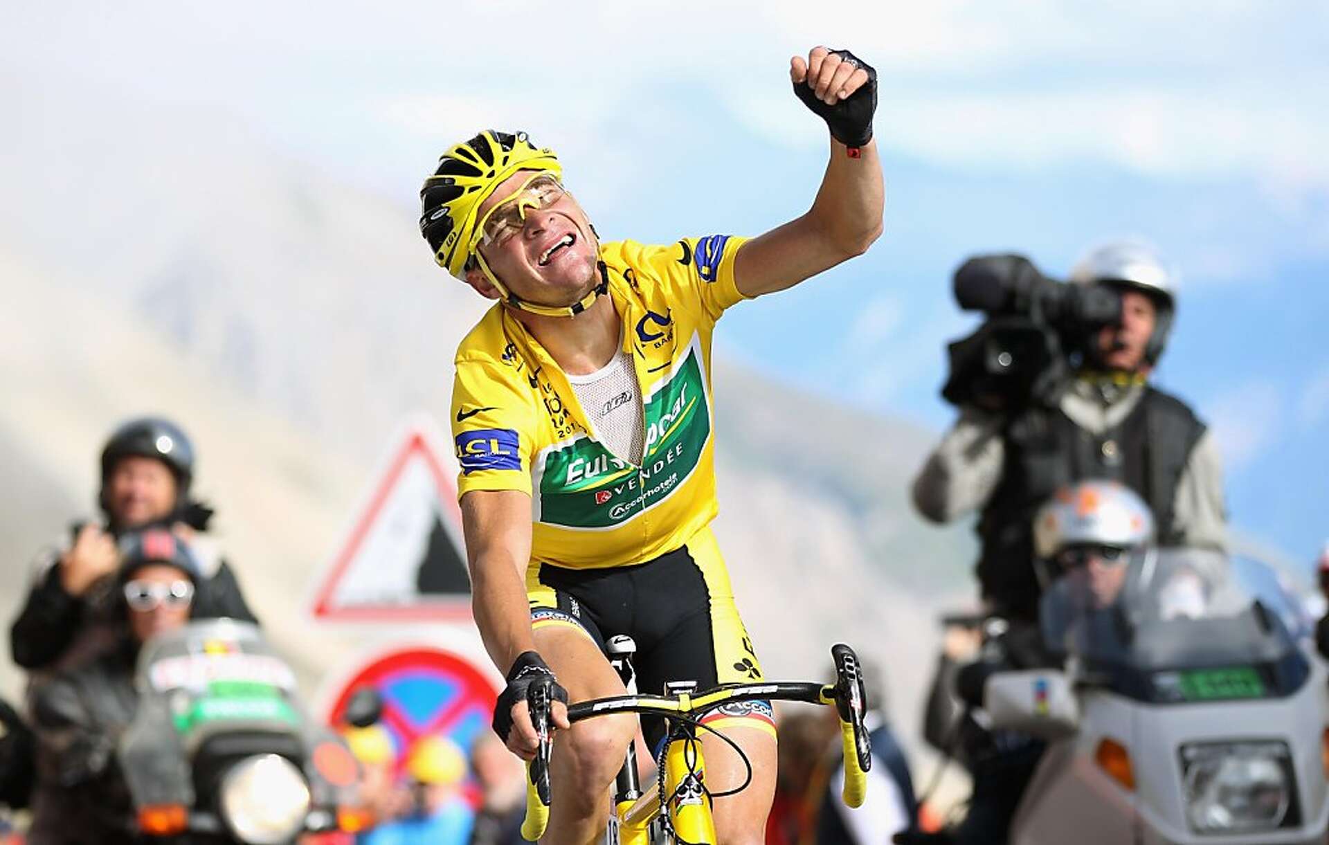 Andy Schleck wins Tour's 18th stage, Voeckler keeps lead