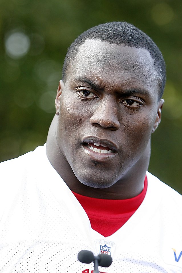 Takeo Spikes goes from 49ers to Chargers