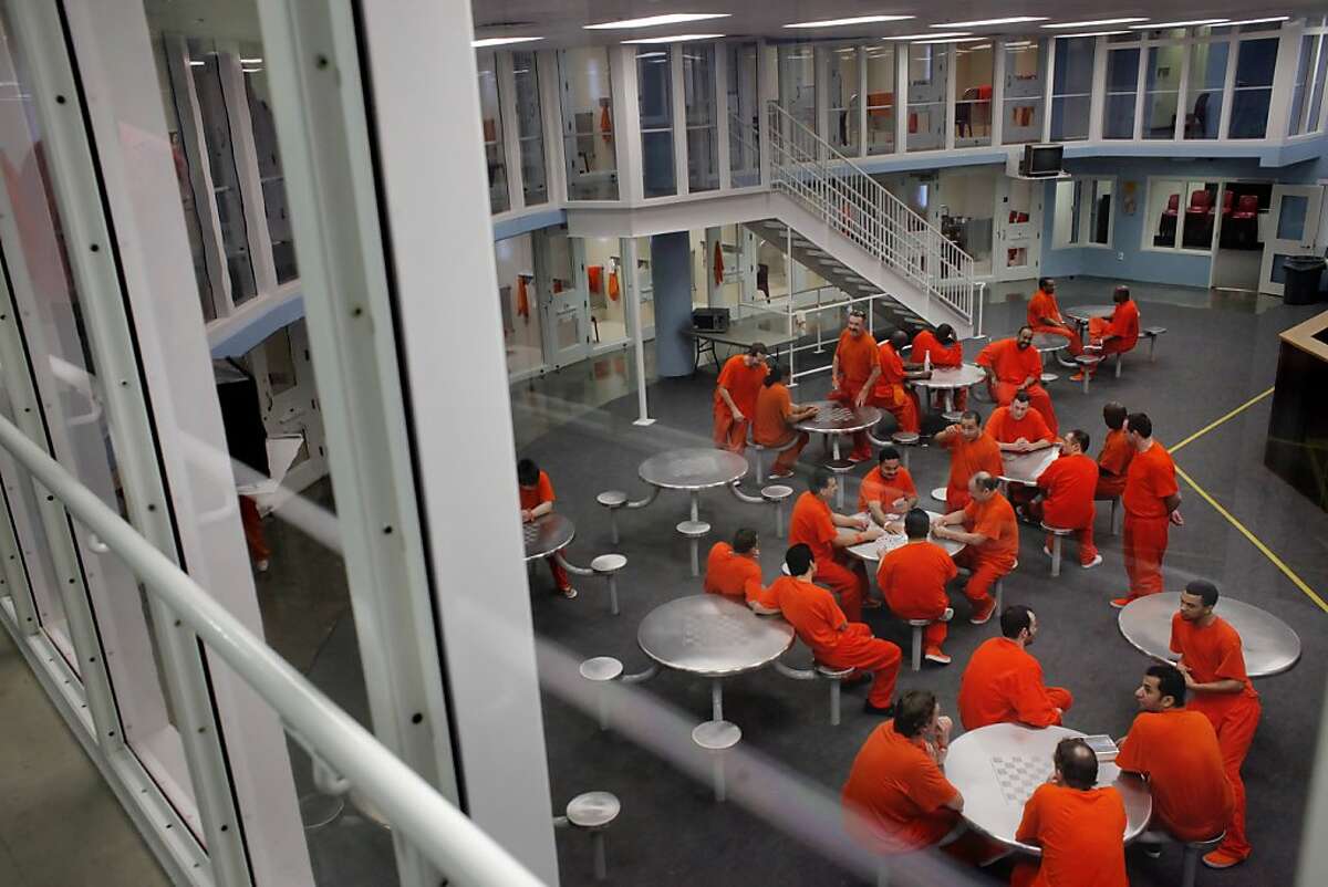 2011年7月7日，星期四，加州圣布鲁诺，旧金山县监狱5号监狱的囚犯们聚集在住房内。随着加州将部分囚犯转移到县监狱，旧金山正准备迎接新囚犯的涌入。