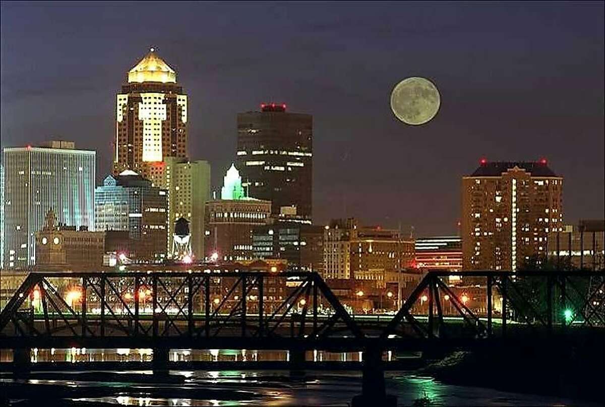 Des Moines, Iowa skyline at night. 