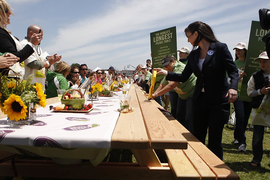 The longest picnic table sets a new Guinness World Record