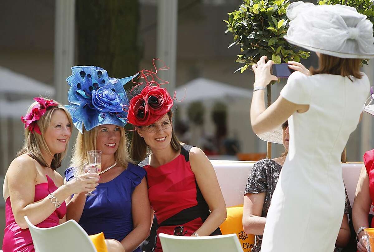 Все дело в шляпе конкурс шляп. Нарезки прикольные на конкурс шляпа. Конкурс шляпа на день рождения взрослых смешные. Конкурс шляп. Идеи на конкурс шляп.