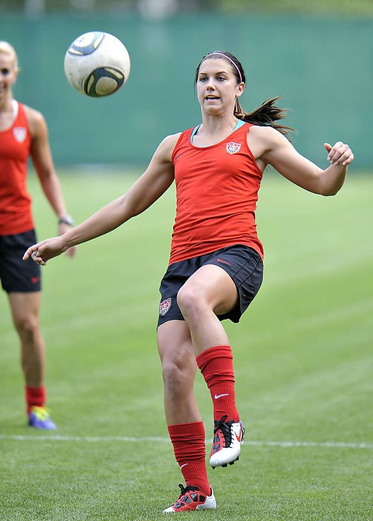 She doesn t play football. Алекс Морган. Женский футбол. Женщины футболисты. Водный футбол женщины.