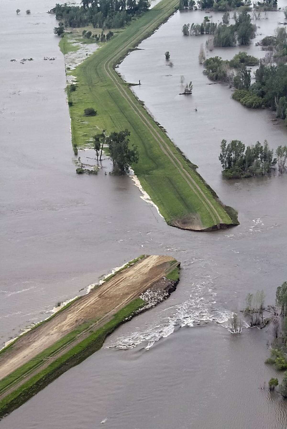 Floods Levee break threatens Iowa, Missouri towns