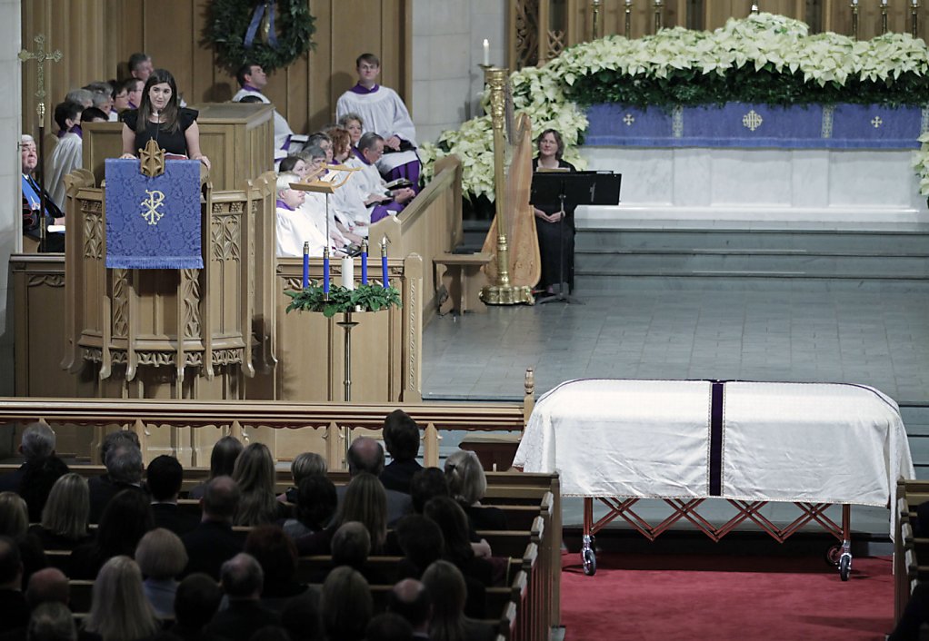 Hundreds mourn Elizabeth Edwards at funeral