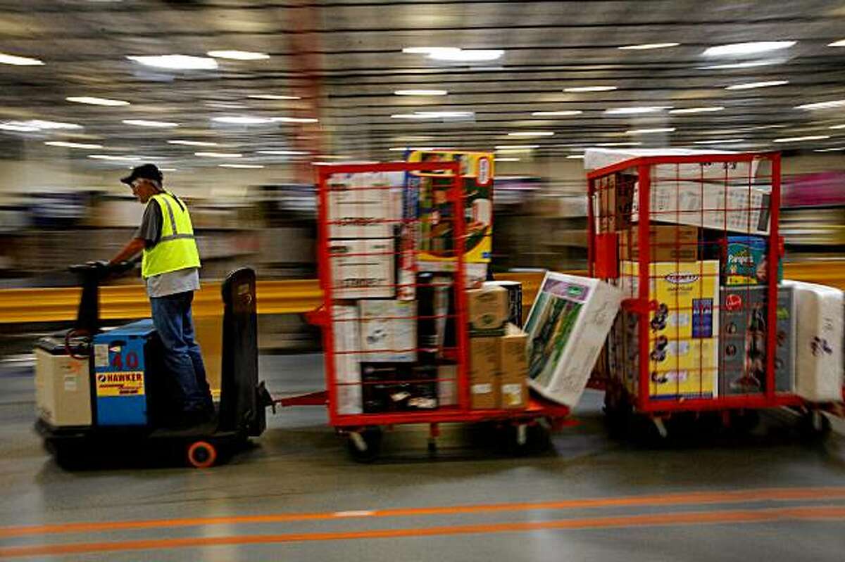 An Amazon employee in Phoenix, AZ moving goods around the warehouse on Sept. 3, 2009. Amazon is shaking up retailers, both big rivals and small independent stores, as it moves way beyond books toward its goal of becoming a Web-size general store. (JIM WILSON/The New York Times) *ADV 0920