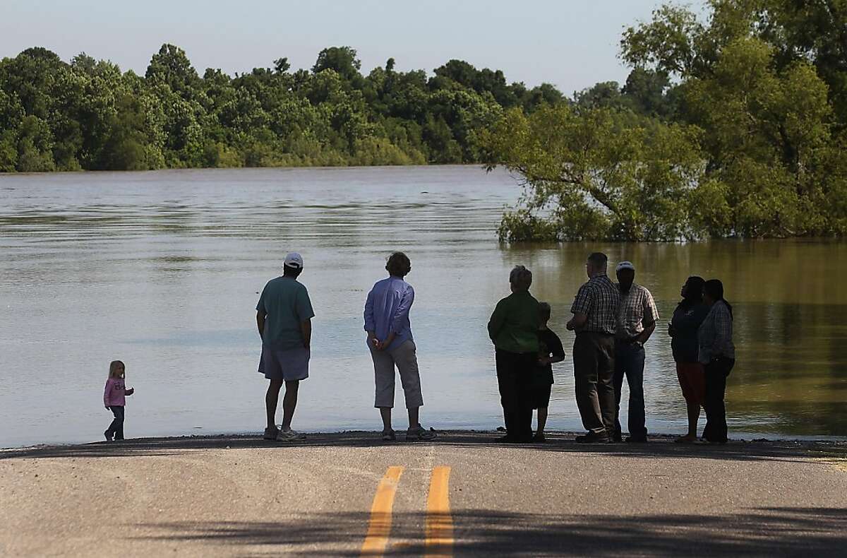 In Louisiana, warning to get out as water moves in