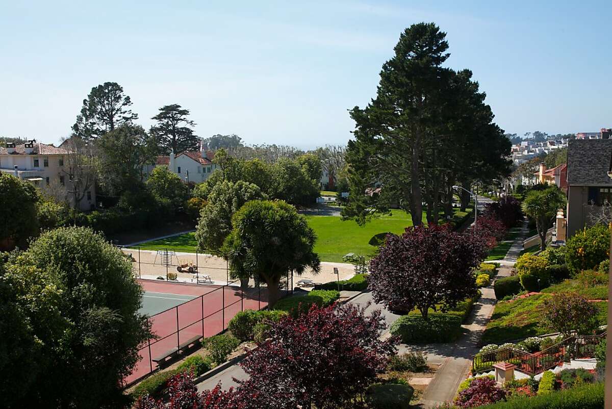 New St. Francis Wood home features 5 fireplaces