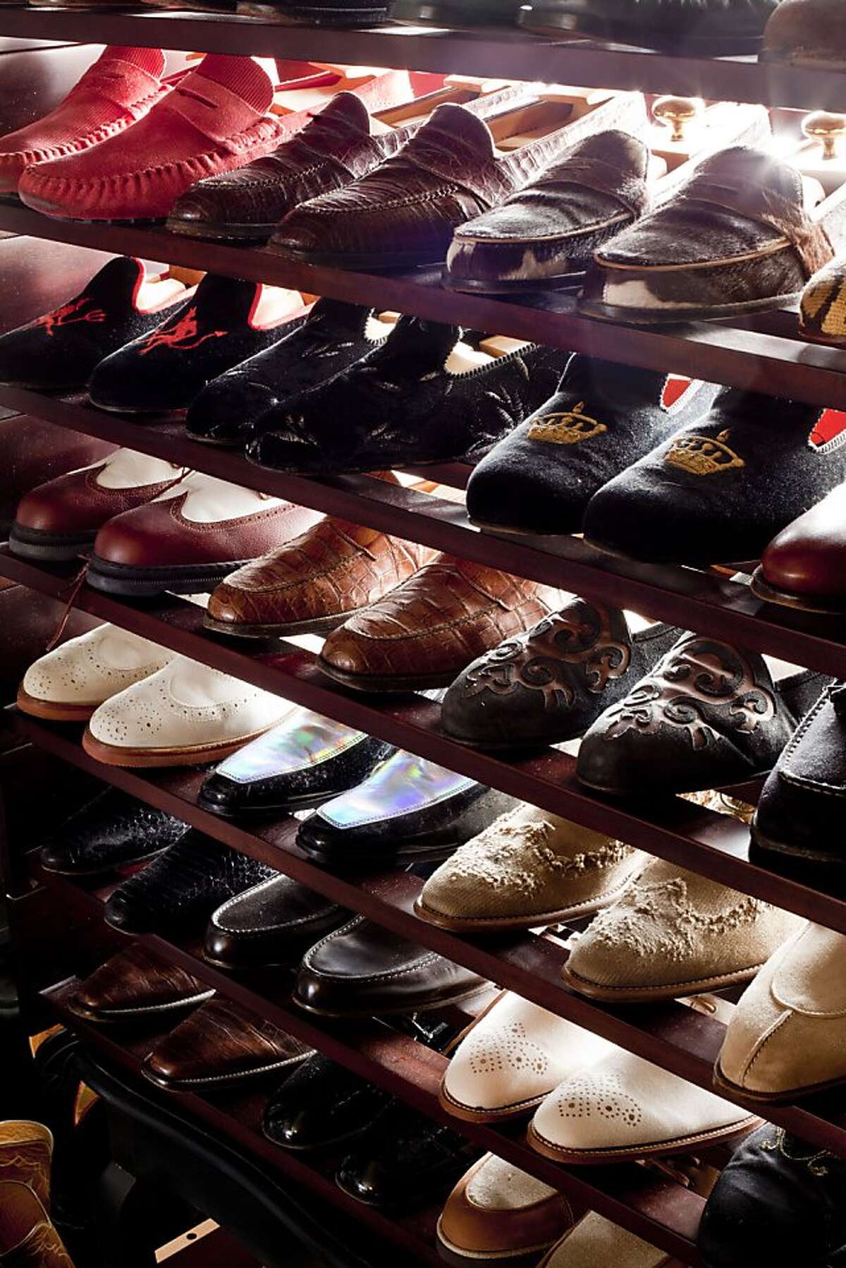 Harry Denton flipflops his home, and we love it