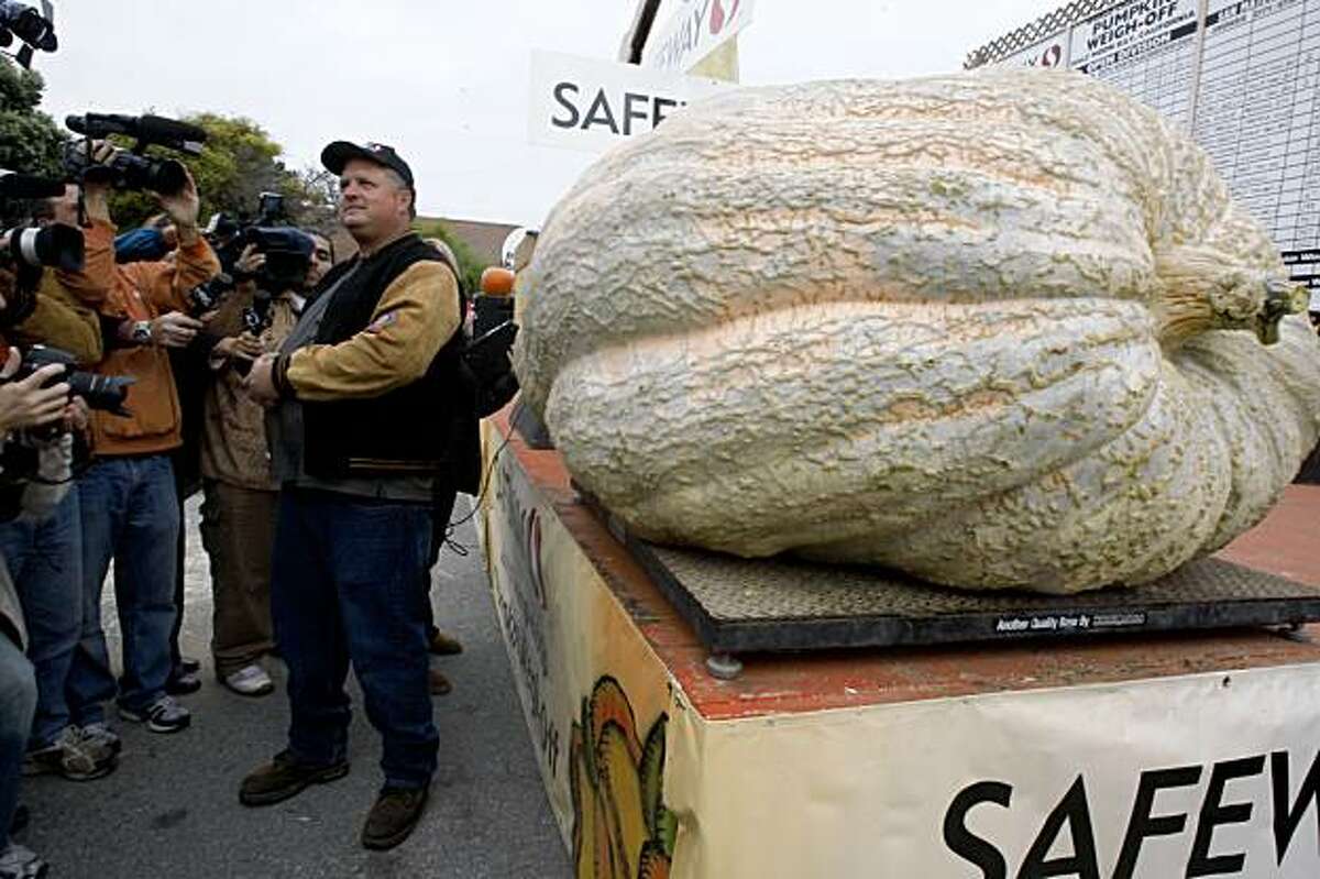 The heaviest pumpkin at the 36th Annual Safeway World Championship Pumpkin Weigh-Off in Half Moon Bay on Monday weighed in at 1,658 pounds. It was grown Des Moine, Iowa, by Don Young .The heaviest pumpkin weighing in at 1658 lbs, from DesMoine, Iowa, grown by Don Young at the 36th Annual Safeway World Championship Pumpkin Weigh-Off in Half Moon Bay, Calif., on Monday, October 12, 2009. Ran on: 10-13-2009 Don Young of Des Moines, Iowa, stands next to his 1,658-pound pumpkin in Half Moon Bay. MANDATORY CREDIT FOR PHOTOG AND SF CHRONICLE/NO SALES-MAGS OUT-INTERNET OUT-TV OUT