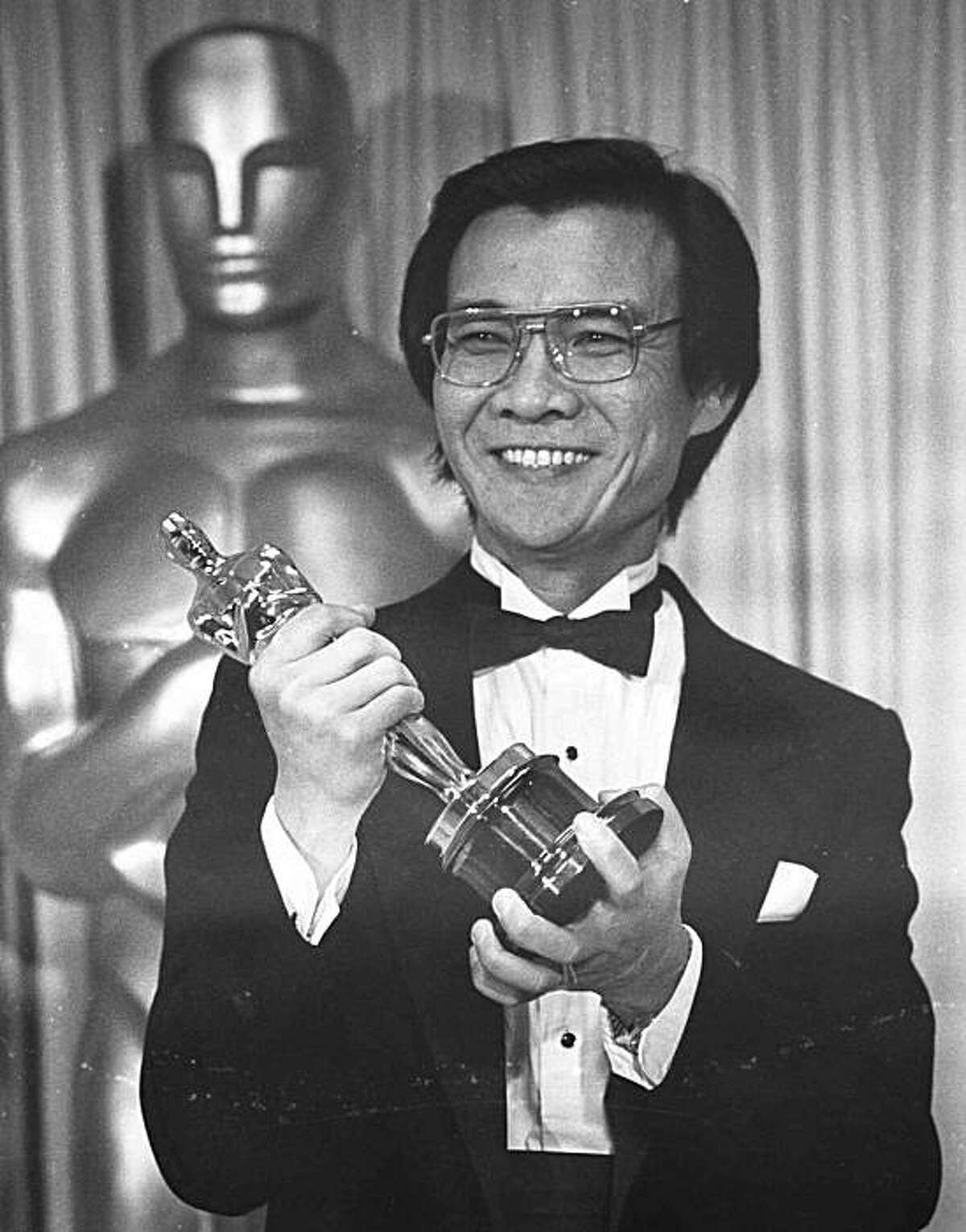 Cambodian refugee Haing S. Ngor, winner of the Best Supporting Actor catagory for his role in "The Killing Fields", holds high his Oscar backstage at the 57th annual Academy Awards presentations Monday, March 26, 1985. (AP Photo)