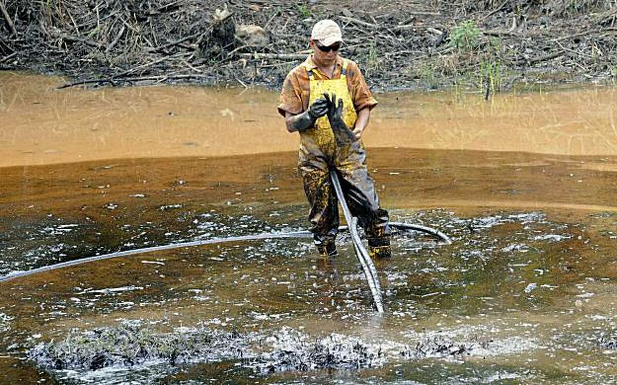 An employee of state-owned Petroecuador works on environmental cleansing operations of a 30-year old oil spillage at the Rumipamba commune, 200 mt from the Auca Sur 1 oil well --operated by US Chevron Texaco in the seventies--, in the province of Orellana, Amazonia, on February 20, 2011. Last week, a judge from the Sucumbios Provincial Court ordered US giant Chevron to pay USD 9,5 billion in compensation for environmental damages in the Ecuadorean Amazonia.