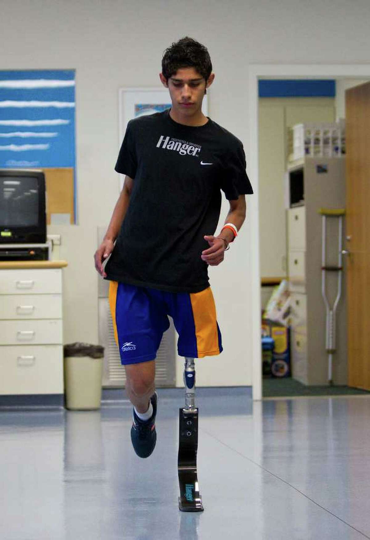 Runner from Mexico receives prosthetic leg