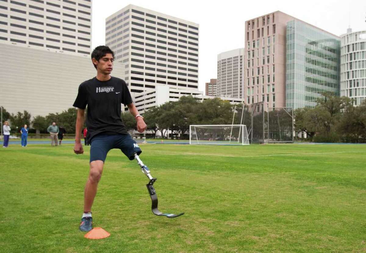 Runner from Mexico receives prosthetic leg