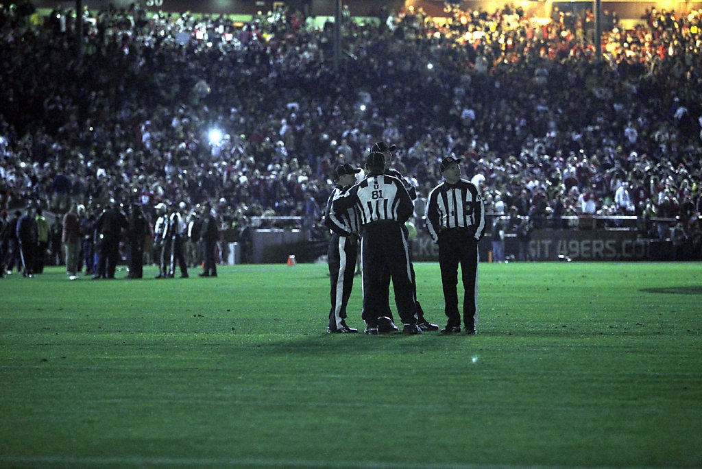 Lights go out at Candlestick just before game time