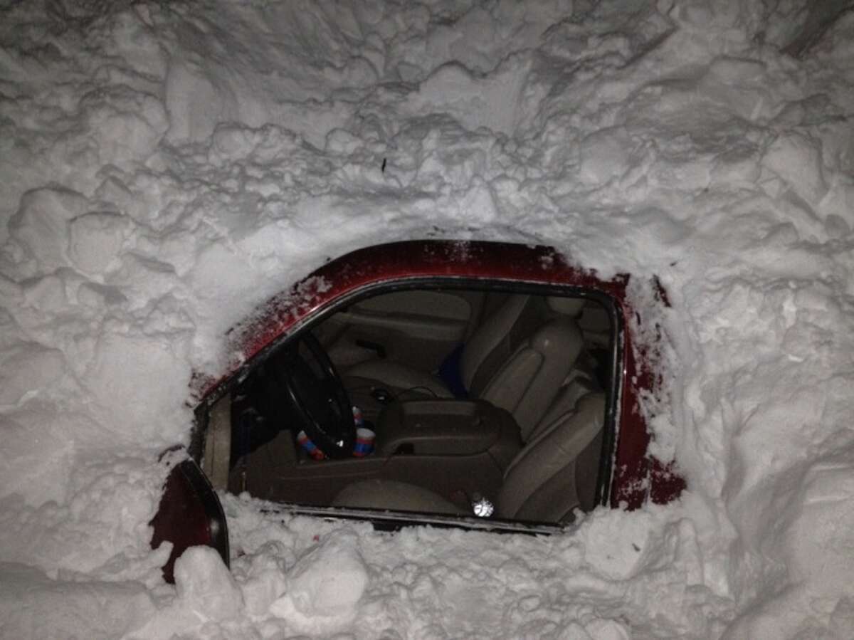 La familia Higgins fue rescatada de la nieve, tras permanecer enterrada dentro de su camioneta Yukon en una carretera de Nuevo México por casi dos días.