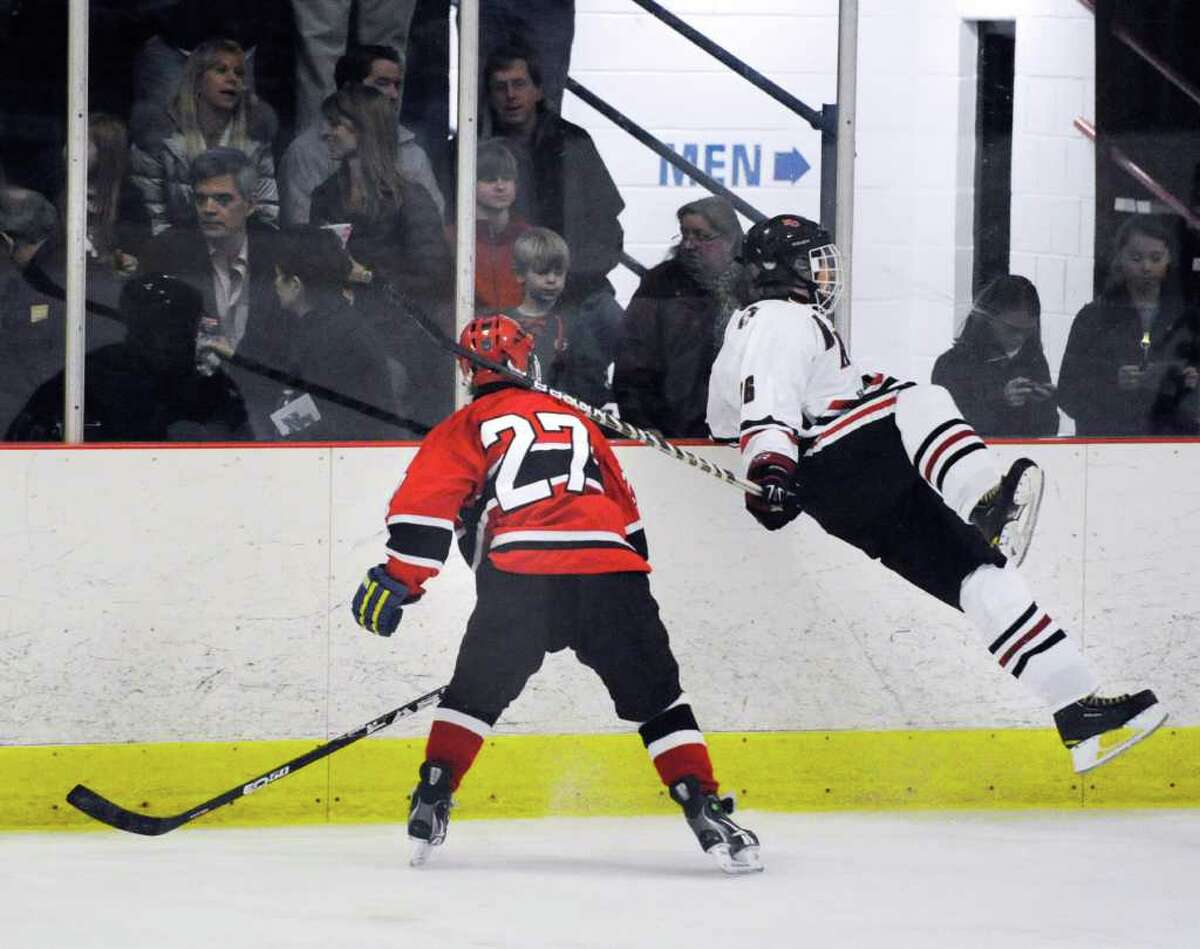 New Canaan hockey team edges Greenwich