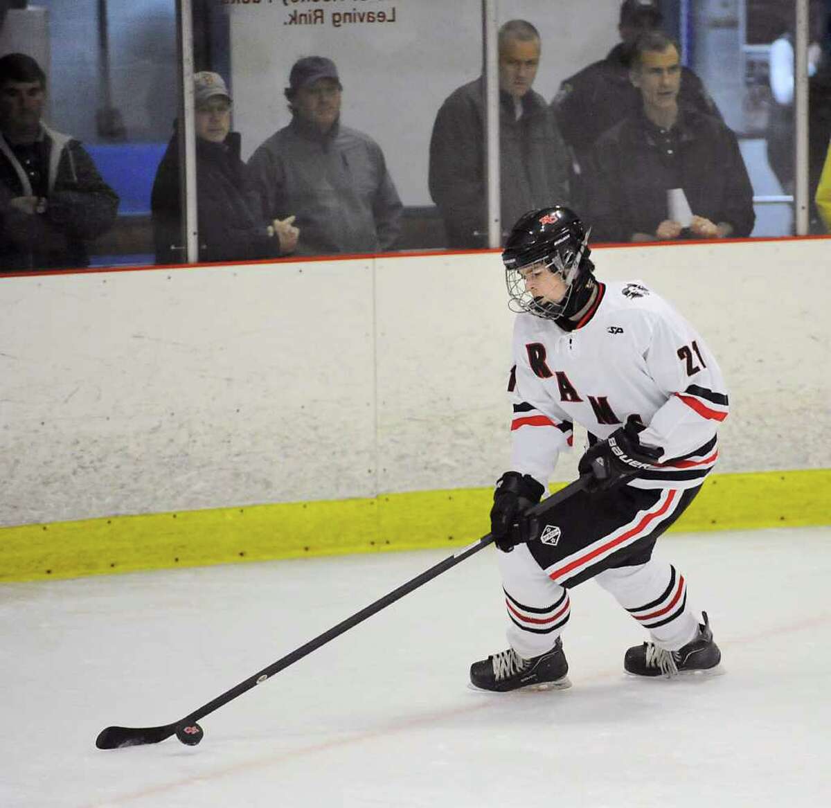 New Canaan hockey team edges Greenwich