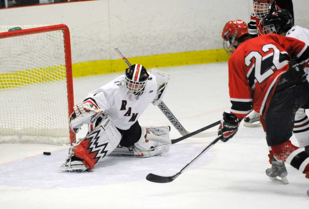 New Canaan hockey team edges Greenwich