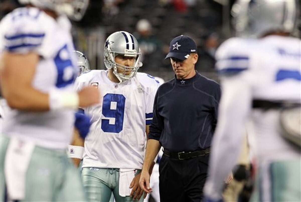 Cowboys quarterback Tony Romo and head coach Jason Garrett talk before Saturday's game against the Eagles. (AP Photo/Sharon Ellman)