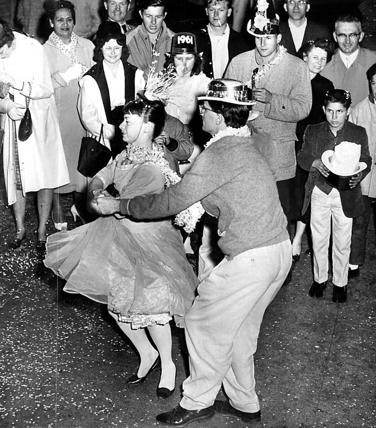 你会像这对1960年的旧金山夫妇一样庆祝新年吗?点击向前看更多的纽约新年在旧金山的历史照片。