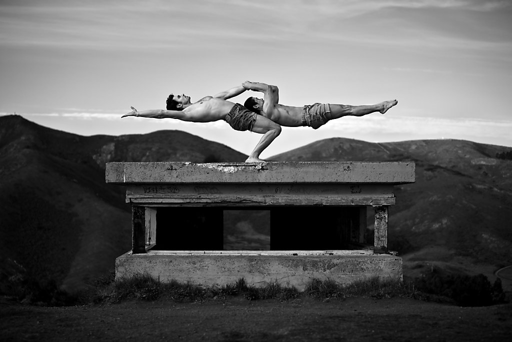 セール 一番安い Photographer acrobatics art, balances Harper Acey アート写真