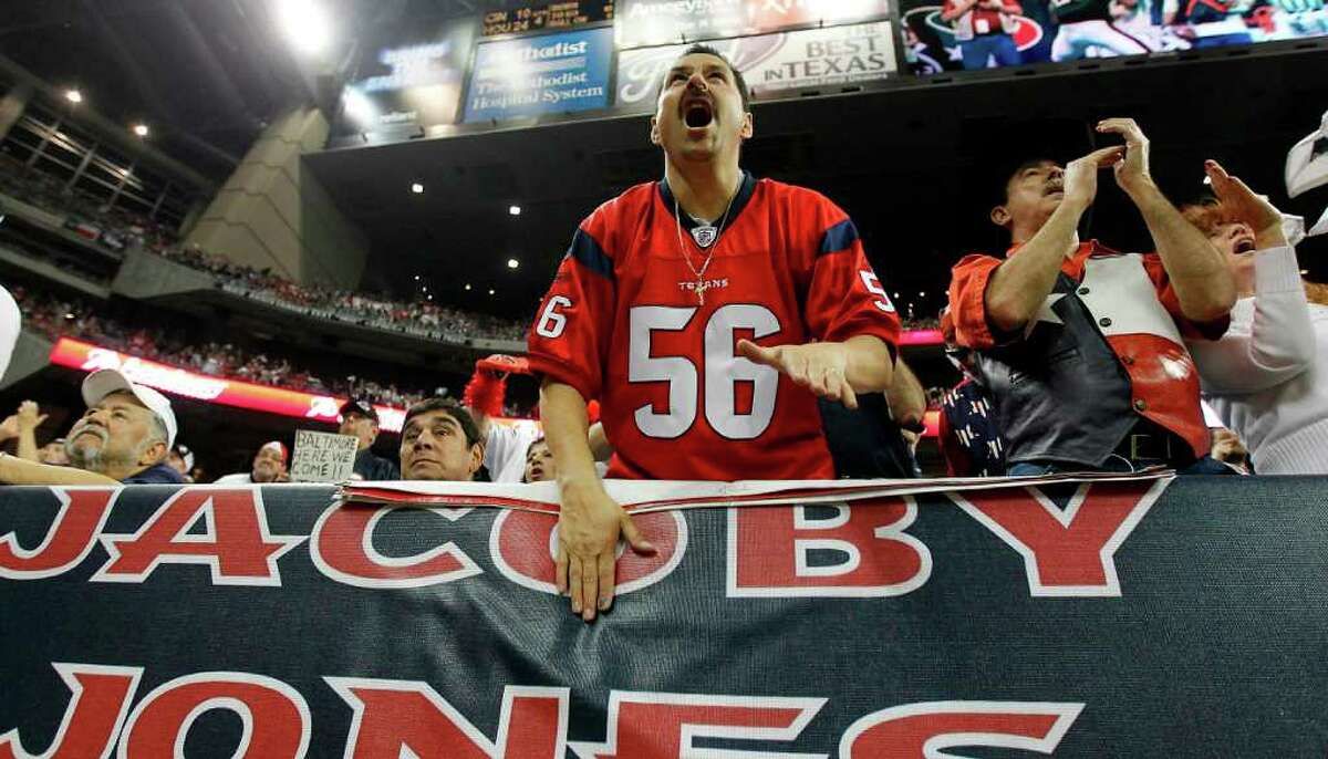 Texans win first playoff game, 31-10 over Bengals