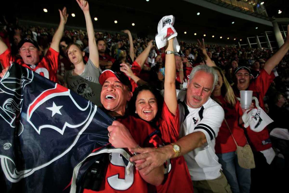 Texans win first playoff game, 31-10 over Bengals