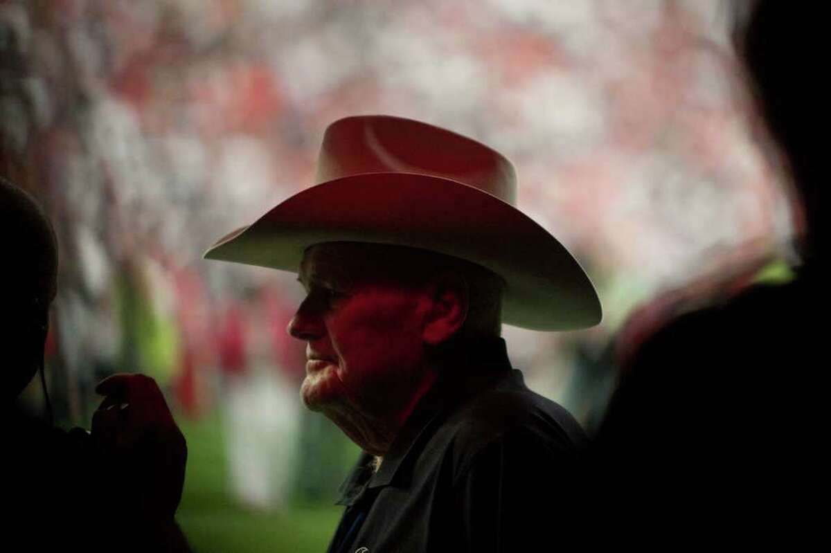 Former Oilers head coach Bum Phillips stands in the tunnel before the first NFL playoff game at Reliant.