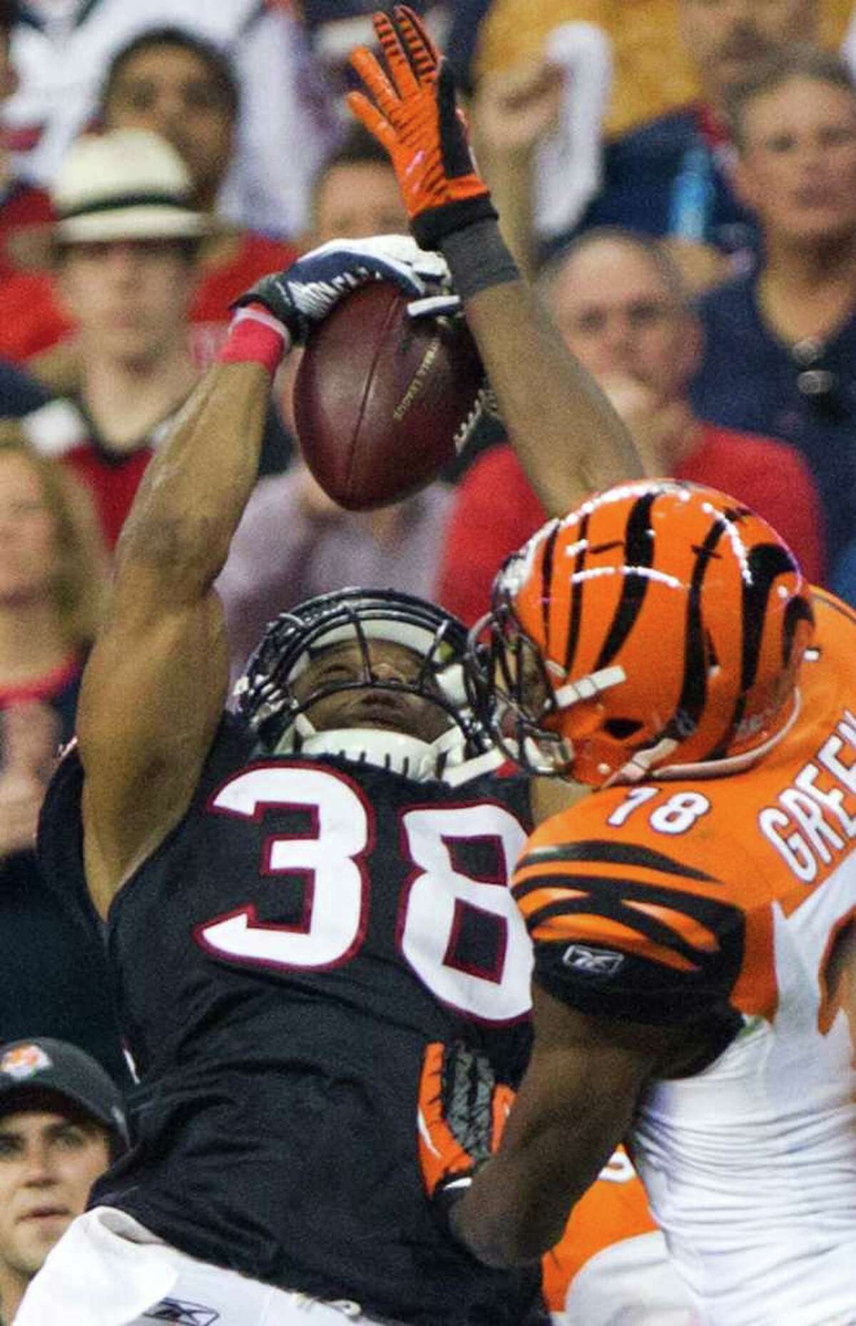 Texans free safety Danieal Manning (38) intercepts a fourth-quarter pass intended for A.J. Green to officially seal the Bengals' playoff fate Saturday.